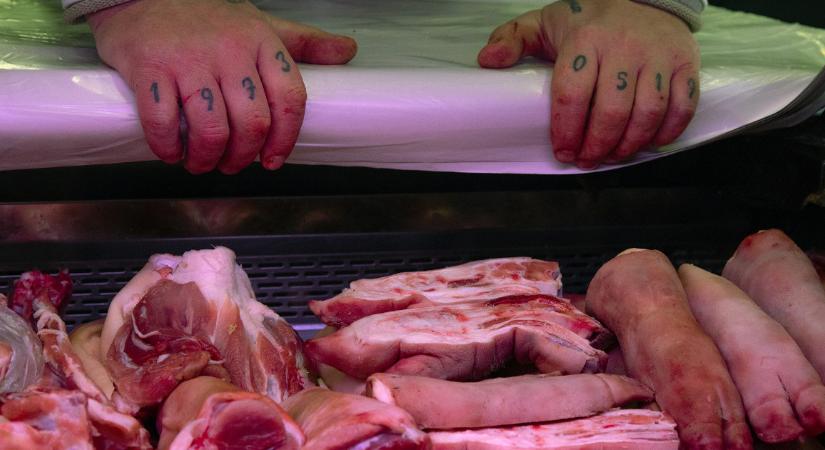 A húsipar is elengedné az ársapkát, mert az üzletek már inkább külföldről hozzák az olcsóbb sertéshúst
