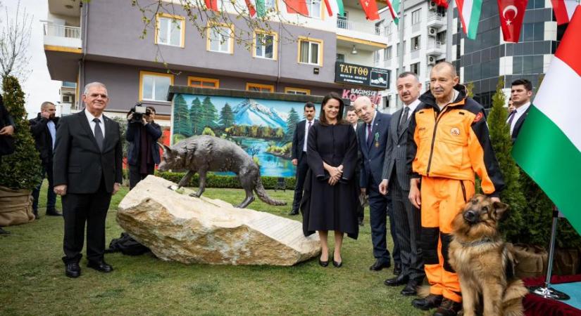 Novák Katalin részvételével felavatták Mancs, a magyar mentőkutya szobrát Törökországban