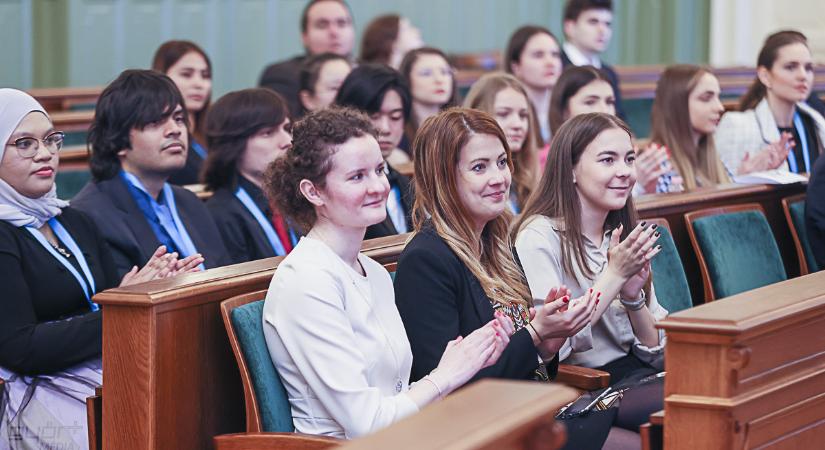 Nemzetközi találkozó Győrben: V4-es fiatalok tanácskoztak a városházán