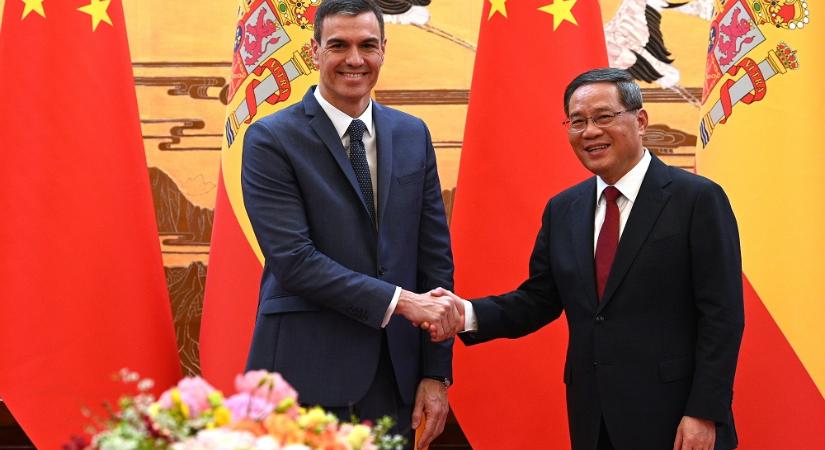 A spanyol kormányfő próbálta meggyőzni a kínai elnököt: beszéljen Zelenszkijjel