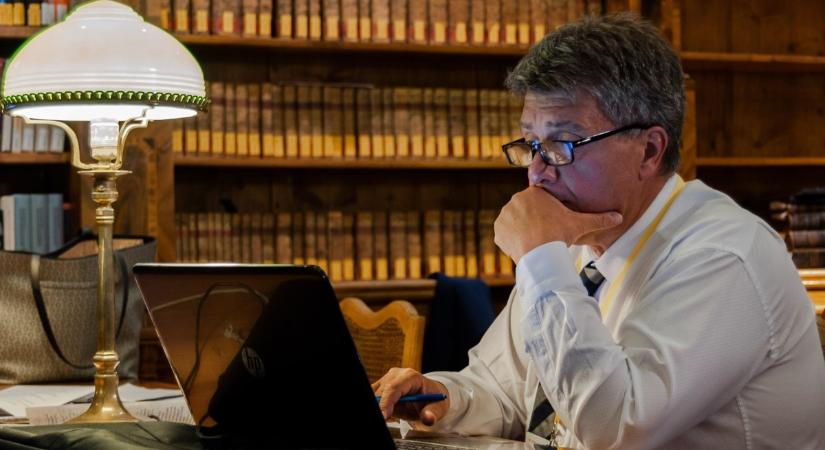 Velkovics Vilmos (Facebook): Én szégyellem magam, hogy ezt a valamit Újságírói Díjnak nevezik