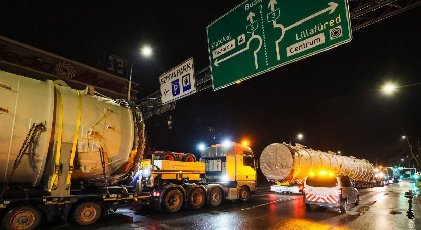 Borsodban meglepődhettek a MOL óriáskamionjaitól
