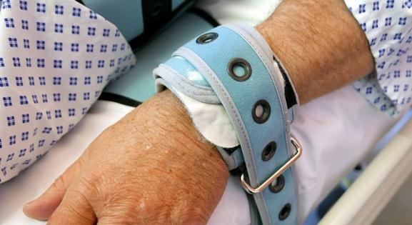 Lekötözik a betegeket, mert nincs elég ápoló a magyar kórházakban