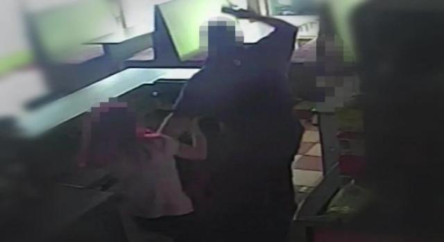 Videón a támadás: volt élettárást ütötte meg egy férfi, amikor az tárcsázta a rendőrséget, mobilját is összetörte