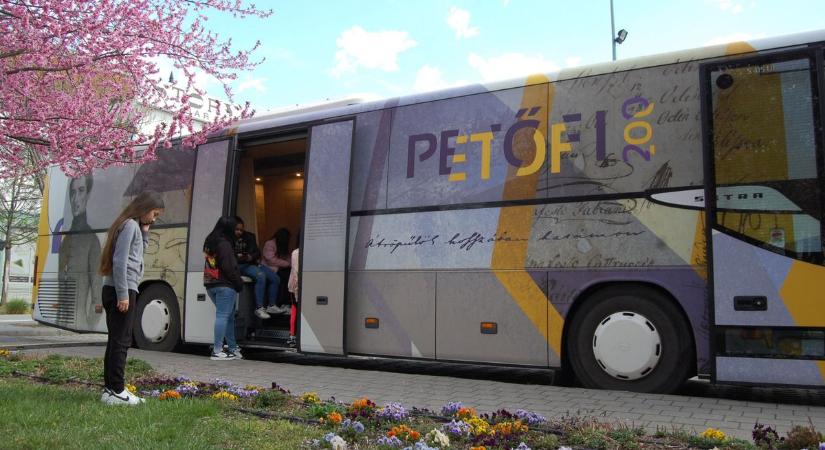 Kiskunfélegyházára érkezett a Petőfi-busz – galériával, videóval