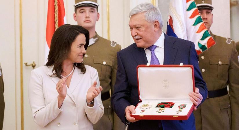 A legmagasabb állami kitüntetést adta Csányi Sándornak a köztársasági elnök