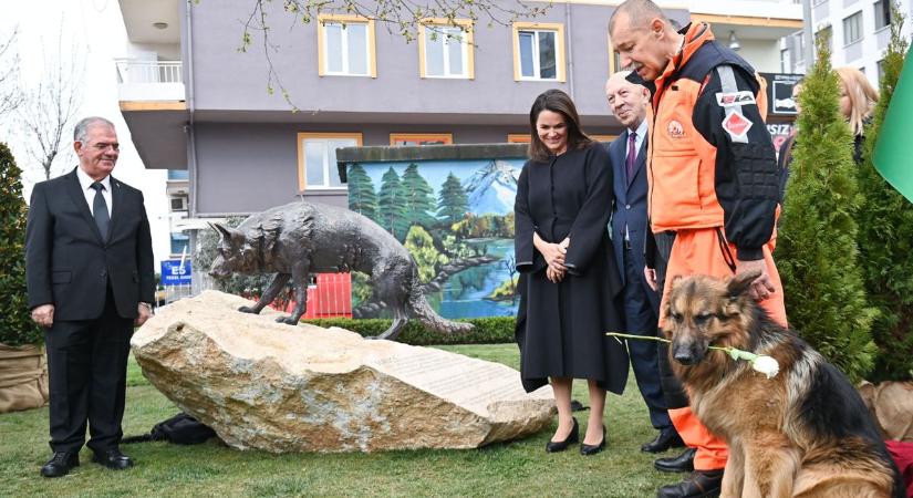 Most már Törökországban is szobor áll a hős Mancs kutya emlékére