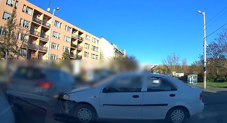 Nem működtek a lámpák Újpesten, be is nézte az egyik autós a kereszteződést
