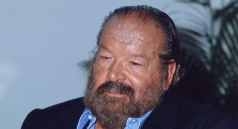 Szívszaggató látvány: így néz ki Bud Spencer sírja, óriási magyar zászlót is találunk mindig mellette