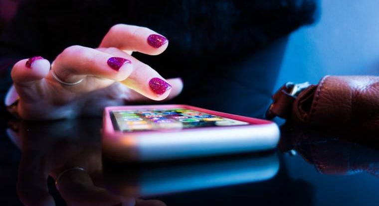 Androidos és iOS-es mobilok is tárva-nyitva álltak egy óriási megfigyelési kampány előtt