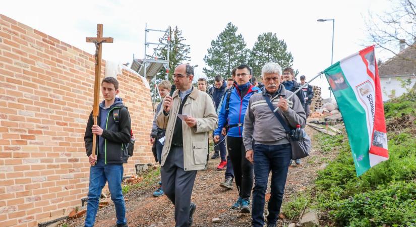 A püspökkel sétálnak - Zarándoklat Batthyány és Brenner sírjához - videó