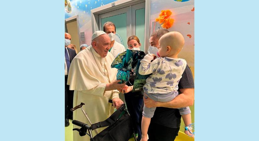 Ferenc pápa elhagyhatta a kórházat, miután hörghuruttal kezelték