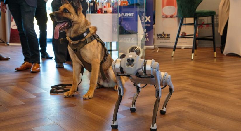 Bombakereső kutyával pózolt a robotkutya a hazai biztonsági konferencián
