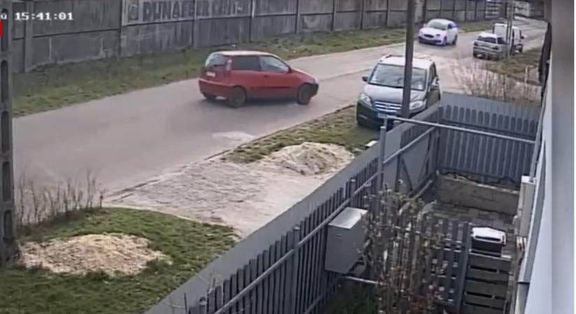 Videón, ahogy villanyoszlopra csavarodik egy autó Miskolcon