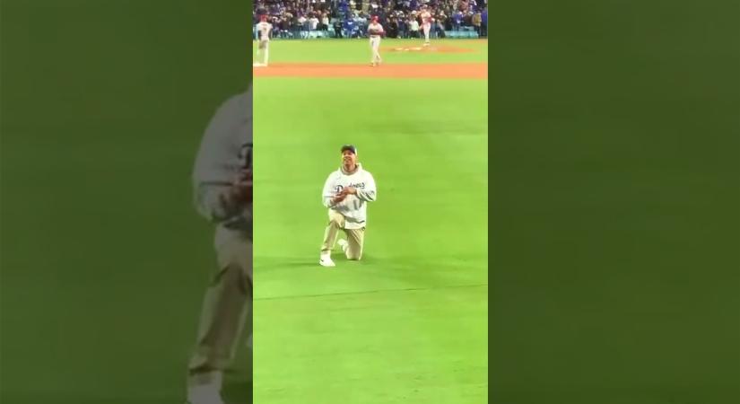 A baseballpályán akarta megkérni a párja kezét, végül bilincsben vitték el a gyűrűt szorongató férfit (VIDEÓ) (videó)