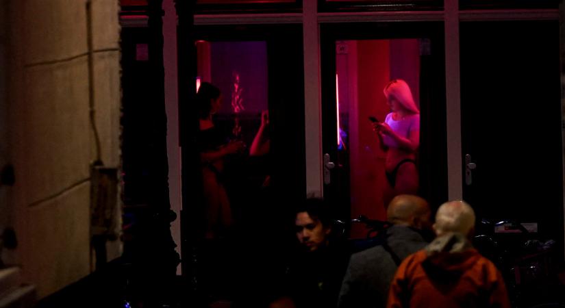 Tiltakoznak a szexmunkások, miután Amszterdam elköltöztetné a piros lámpás negyedet