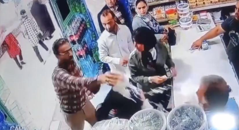 Iránban letartóztattak két nőt, amiért nem viseltek hidzsábot, és joghurttal támadtak rájuk egy boltban