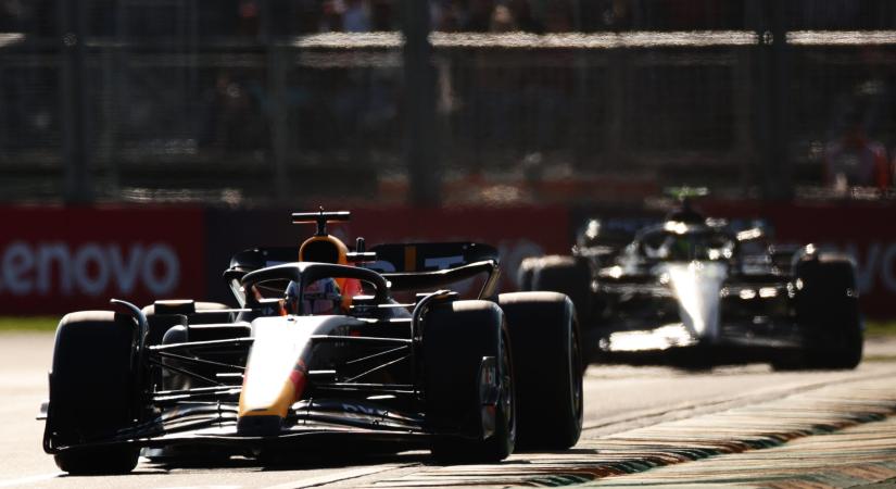 Verstappen nyerte a bizarr befutójú káoszfutamot Melbourne-ben
