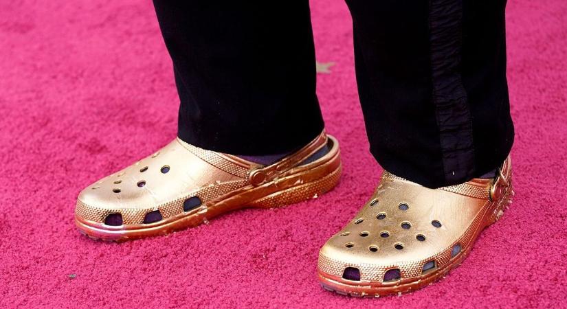 A járvány óta úgy veszik a Crocs papucsokat, mint a cukrot - A márkahűségre egészen extrém példák is adódnak
