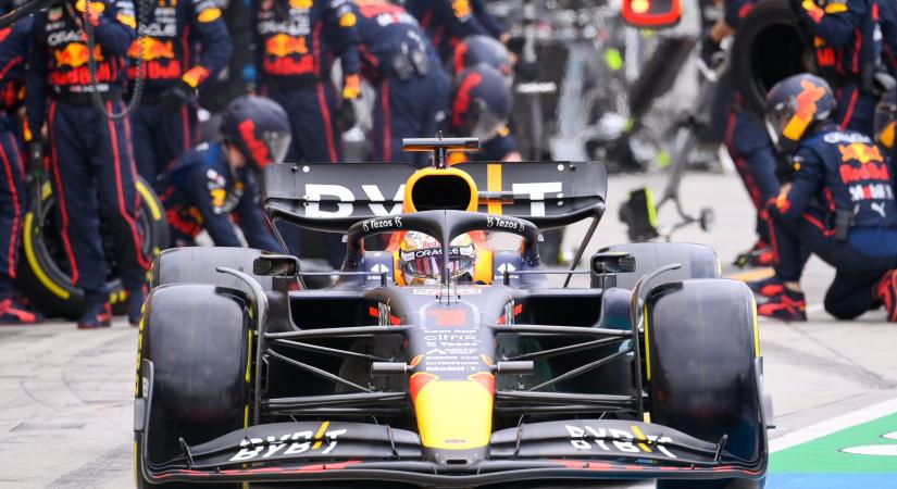 Verstappen őrült futamon szerezte meg első győzelmét Melbourne-ben