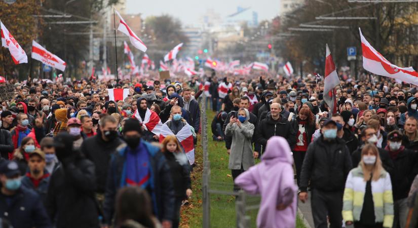 Több száz embert vettek őrizetbe Fehéroroszországban a vasárnapi tüntetésen