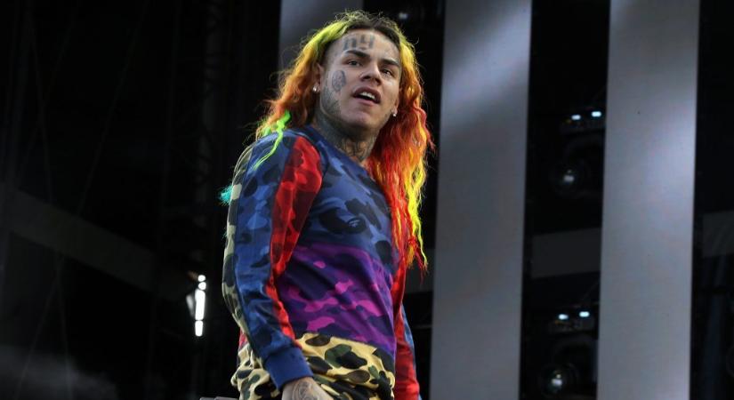 Tekashi69 arról beszélt, csak két dalt adott ki 3 év alatt, majd megmutatta, milyen jól megy neki így is