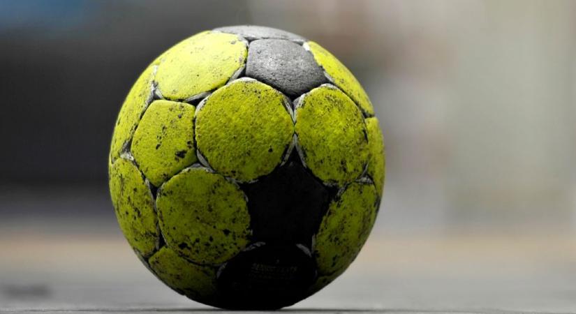 Sport terén is fejlődik Barcika: streetball pályát avattak