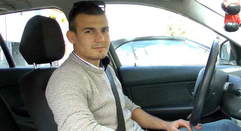 A siroki Kölyök a kocsiban sem viccel, időben bekapcsolja a biztonsági övet  videó