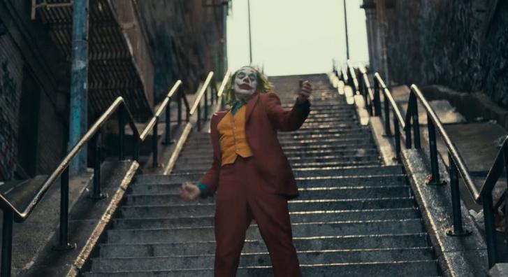 Joaquin Phoenix ismét New York lépcsőin ropja a Joker 2 forgatási képein