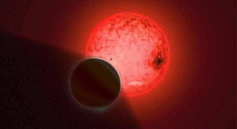 Hatalmas exobolygó kering egy apró vörös törpe körül