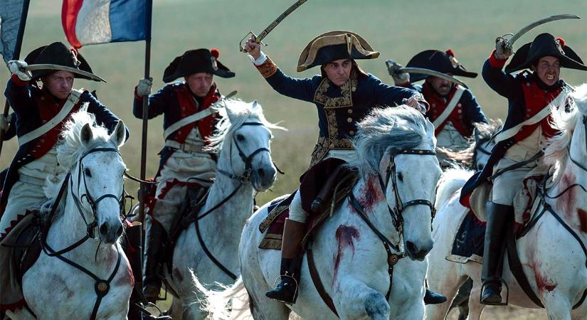 Joaquin Phoenix Napóleonja felkészül a harcra! Vadiúj kép a forgatásról!