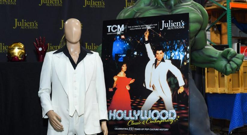 Elárverezik John Travolta legendás fehér öltönyét a Szombat esti lázból