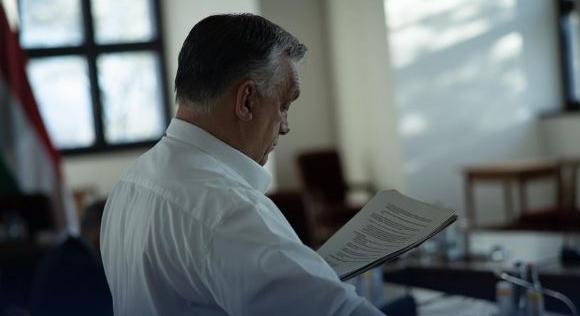 Üzent a Karmelitába a hátsó bejáraton besurranó Orbán