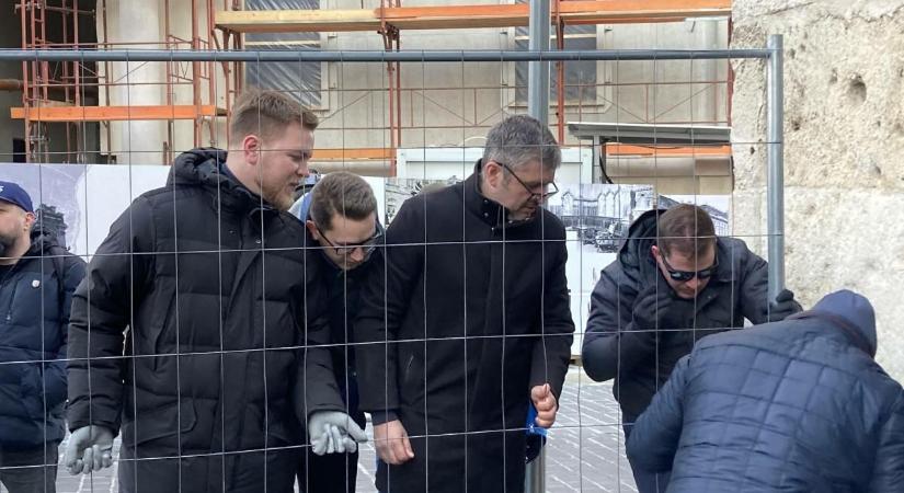 Hadházyék ismét kordont bontottak a Karmelitánál, Orbán a hátsó bejáraton surrant be
