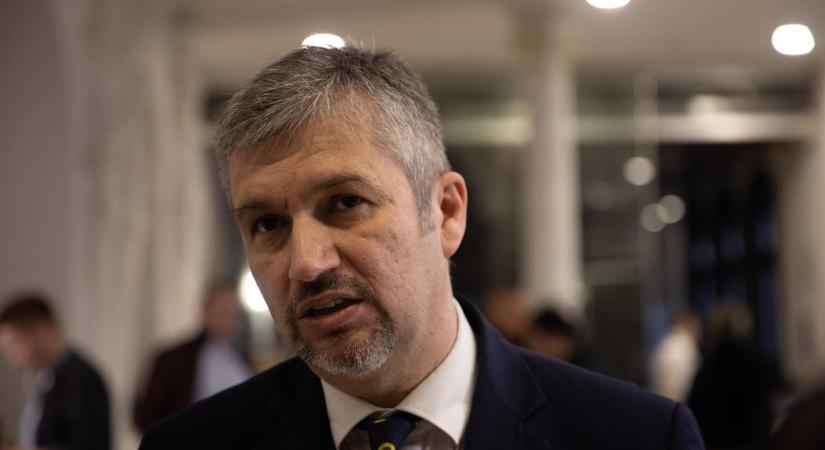 Ismét kordont bontott a Momentum a Karmelitánál: Orbán Viktor a hátsó bejáraton surrant be a kormányülésre