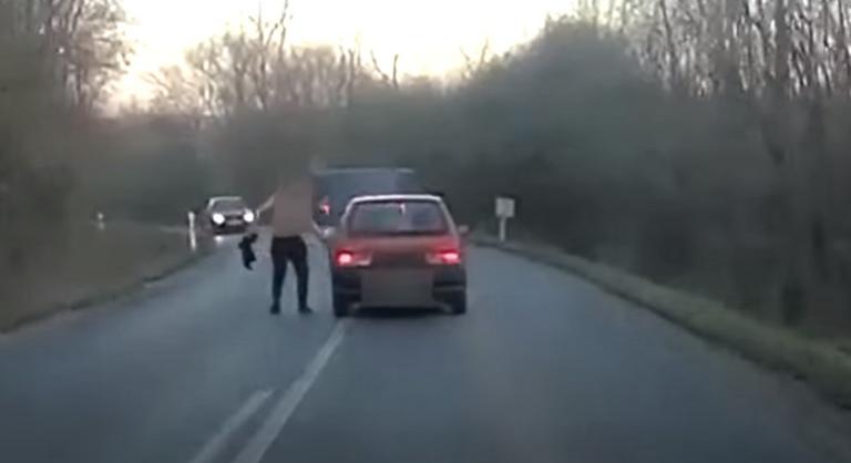 Az út közepén megállt, majd félmeztelenre vetkőzött egy magyar sofőr