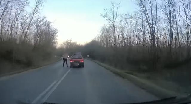 Félmeztelen autós kódorgott az úton Isaszegnél, senki nem érti, mi történt