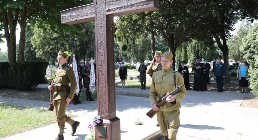 Így köszöntötték Pécsett és Mohácson a hazug kommunista ünnepet, április 4-ét