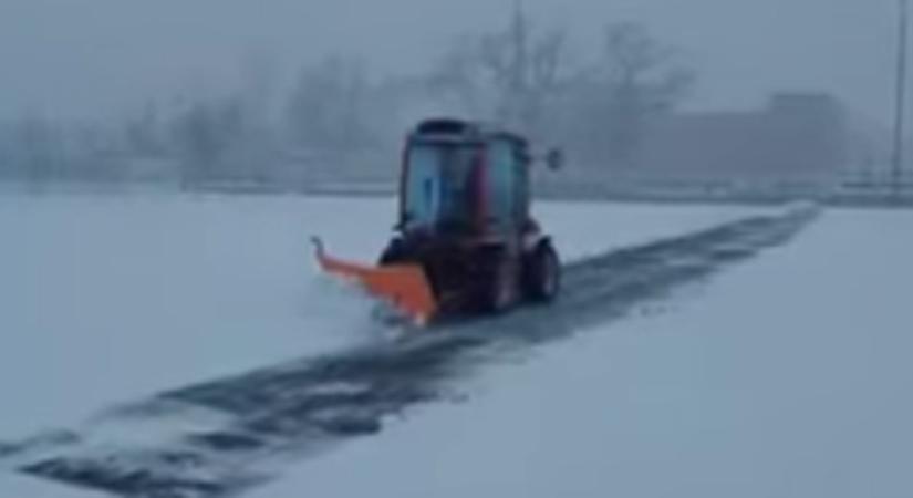Nagy hó esett Kisvárdán, nekizuhantak kistraktorral, de így is elmaradnak focimeccsek