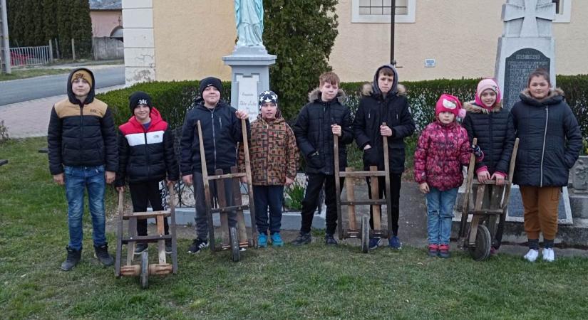 Talicskával csörgetelnek harangszó helyett Alsóújlakon