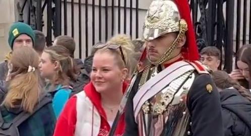 Durván leüvöltötte a turista fejét a Buckingham palota testőre - ezt tette a meggondolatlan fiatal lány - videó