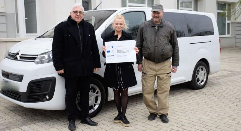 Elektromos kisbusz segíti az idősellátást Martfűn, saját napelemmel töltik
