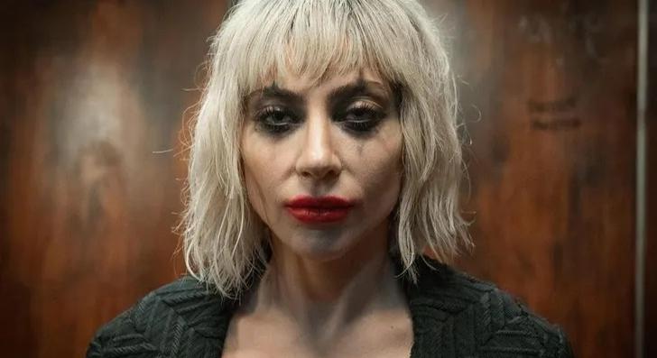 Új videó látott napvilágot a Joker 2. forgatásáról, melyben Lady Gaga Harley Quinnje megcsókol egy nőt