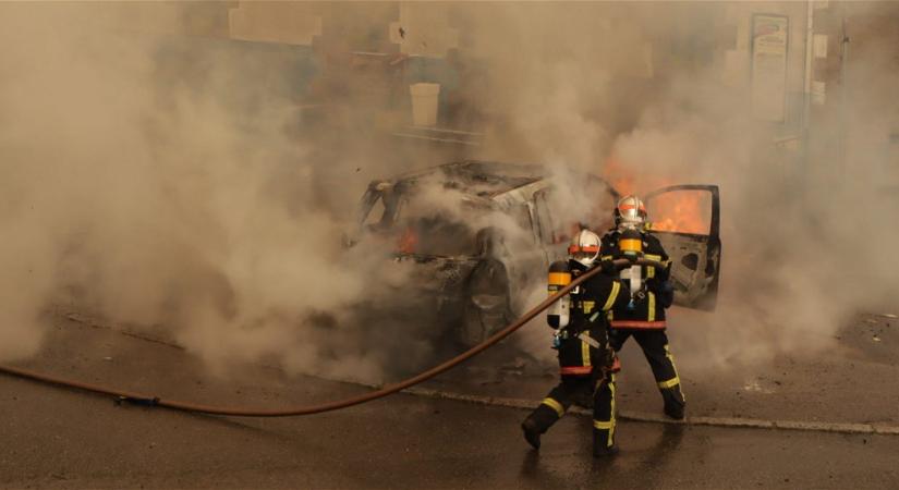 Lángokban állt egy autó a VII. kerületben
