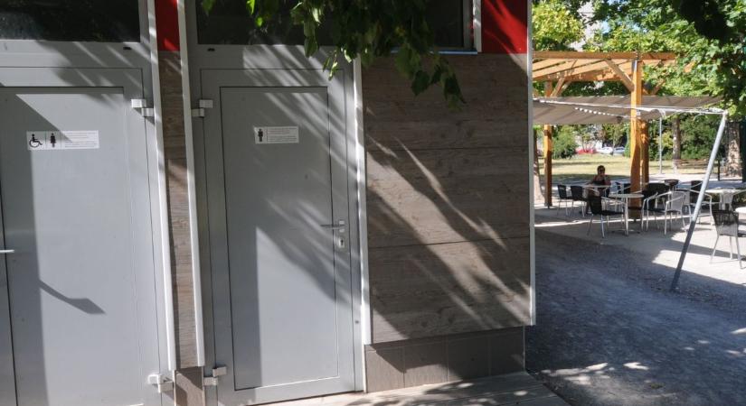 Nyilvános mosdót alakítanak ki a Szabadság téren, Mezőtúron