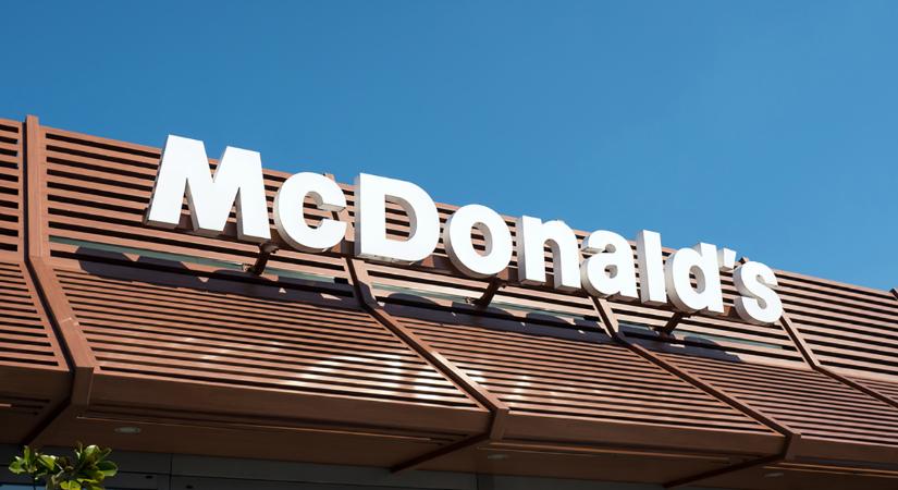 Bezárt a világ leghírhedtebb McDonald'sa, ahol egy mosómedve is verekedésbe keveredett