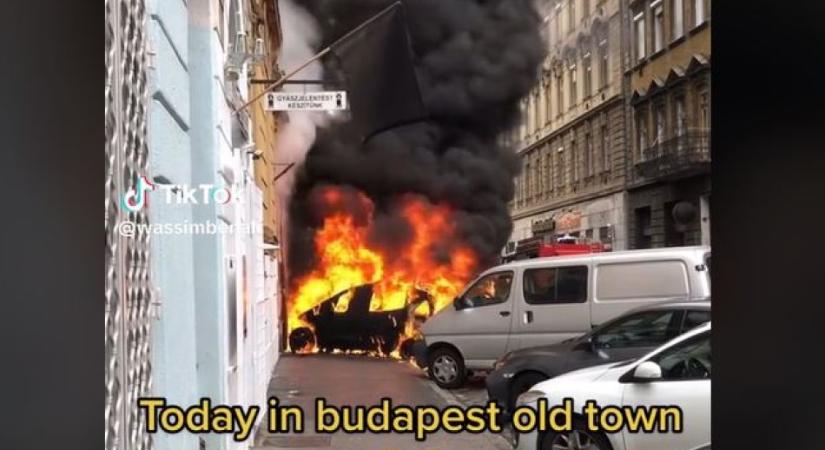 Kétméteres lángokkal égett egy autó a hetedik kerületi Bethlen utcában (videó)