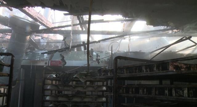 A pékség dolgozói is próbálták megfékezni a lángokat, a tűzoltóknak közel 4 óra alett sikerült