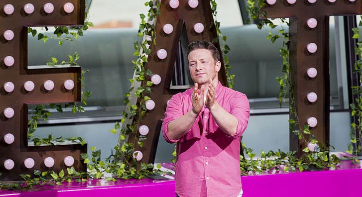 Jamie Oliver 23 év után újra összeházasodott a feleségével