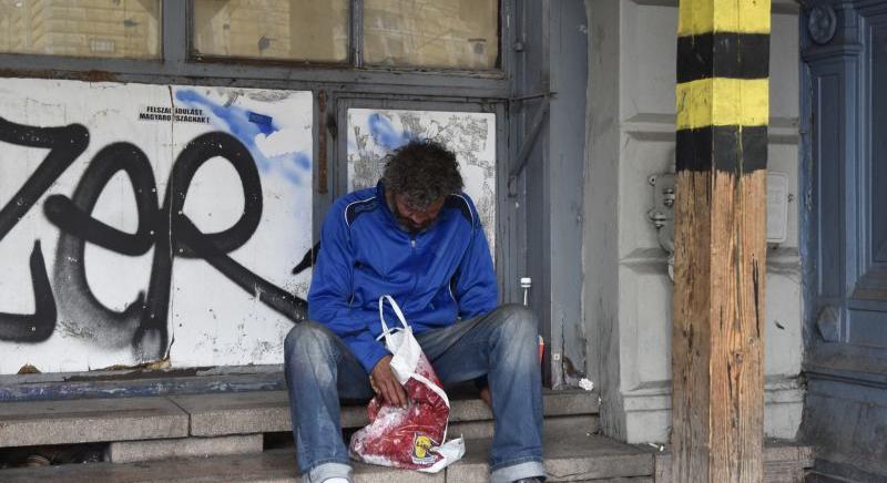 Belerúgnak a földön fekvőkbe: szünetel az országos hajléktalan-étkeztetési program
